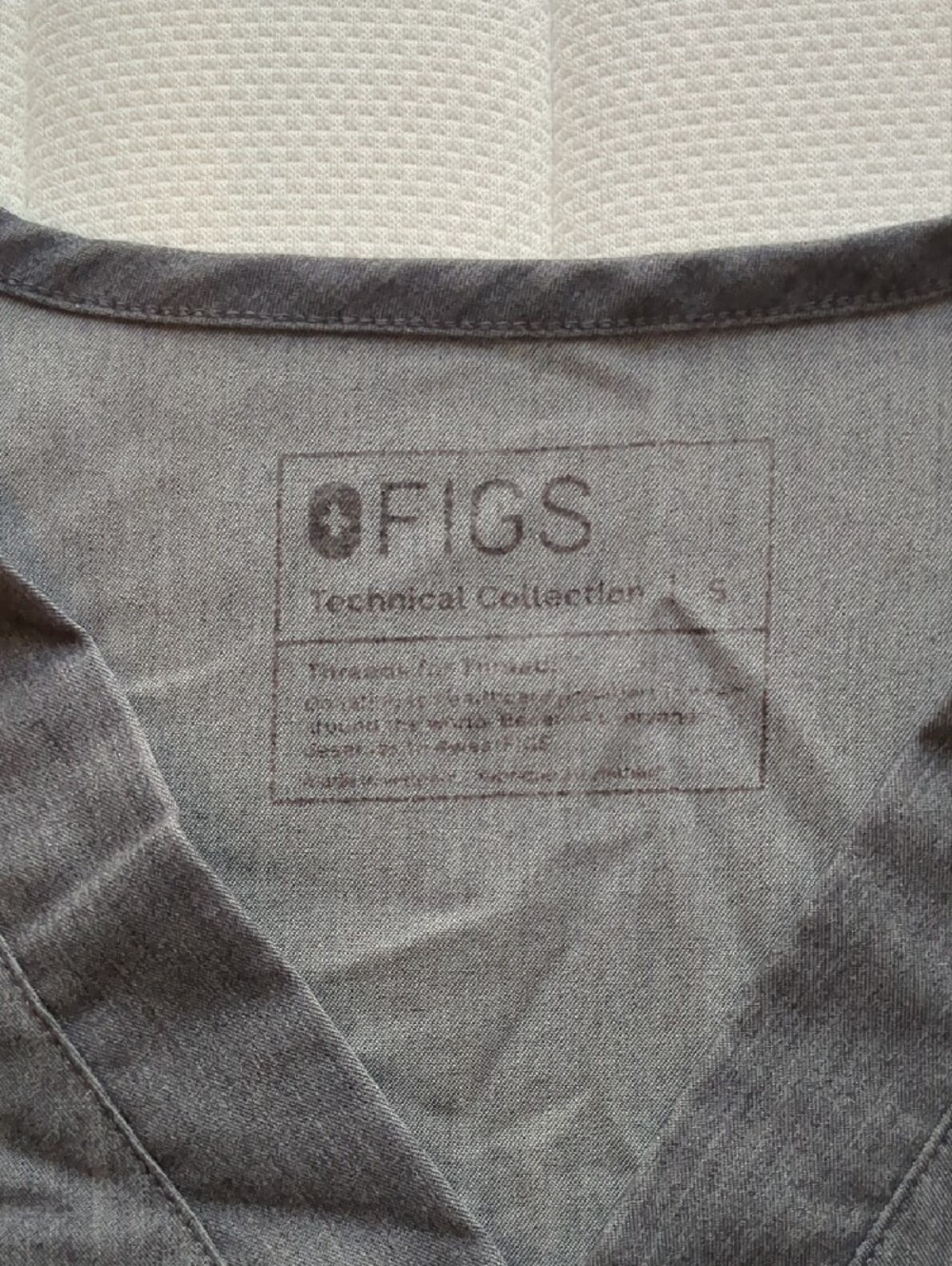 Figs Men's Dark Gray Scrub Top and Pants with Green Drawstring - Picture 2 of 6
